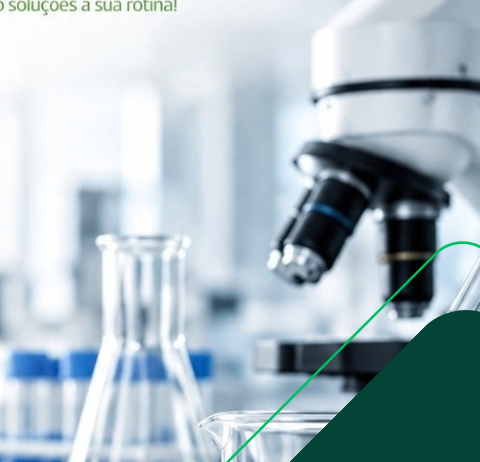 Vidrarias e microscópio em laboratório